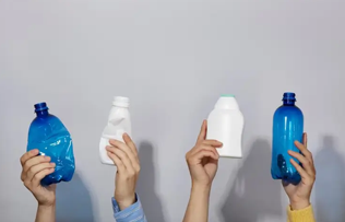 تفاوت گالن پلاستیکی تزریقی و بادی ، دو روش رایج تولید گالن پلاستیکی با ویژگی‌ها و کاربردهای متفاوت.